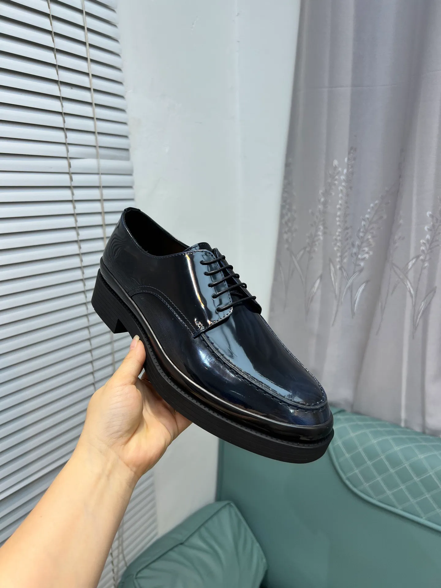 Men's clothing and shoes 💰860 Prada/Prada's new glossy leather loafers are made of open-edge beaded uppers imported from Italy, slip-on loafers style, large piece splicing design, durable and non-deforming, heavy-duty construction, exquisite mark stitching, same material ribbon decoration, blending classic and modern styles, lining with dyed calfskin, standard PRADA logo cowhide feet, original ultra-light matte texture and embossed leather outsole, light and not tired, excellent shock absorption effect, full foot comfort! Size: 39-44 (customized at 38.45)